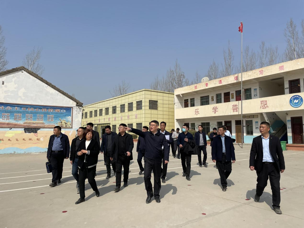 通许县县委副书记县长憨振强到孙营乡侯李村调研乡村振兴示范村建设