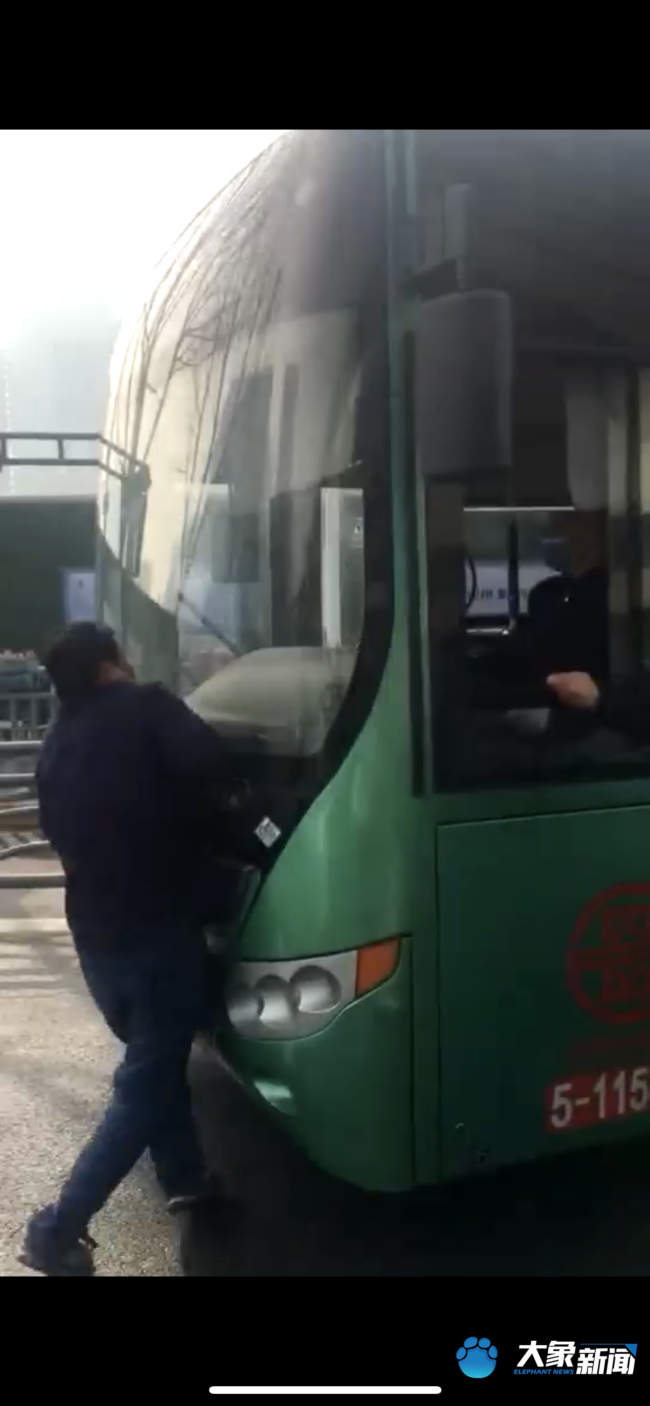 郑州公交车“顶人”最新进展！ 警方介入，涉事司机已停职