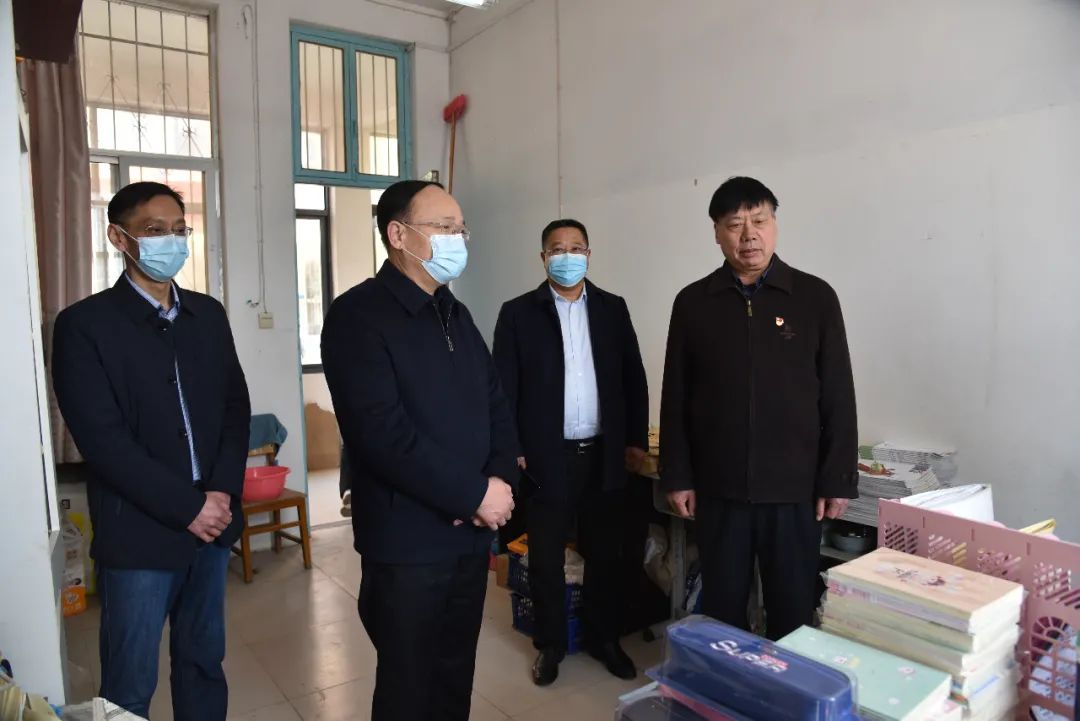 在柳园口中学,娄和彦一行查看了课堂教学情况,听取了
