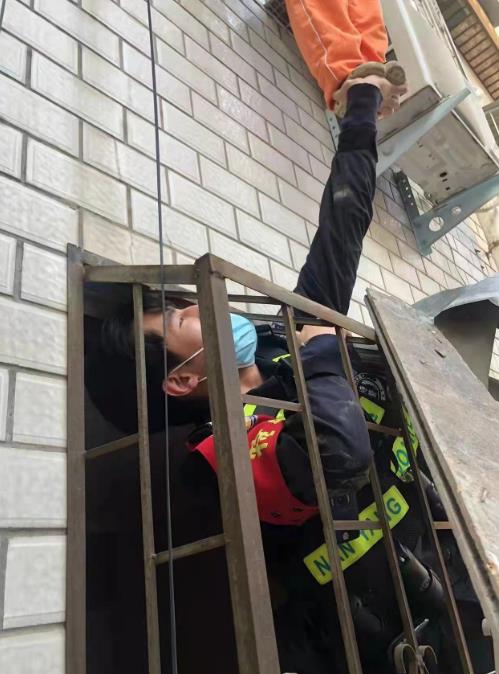 三岁幼童悬挂4楼窗台 95后特警单手托举10分钟成功营救