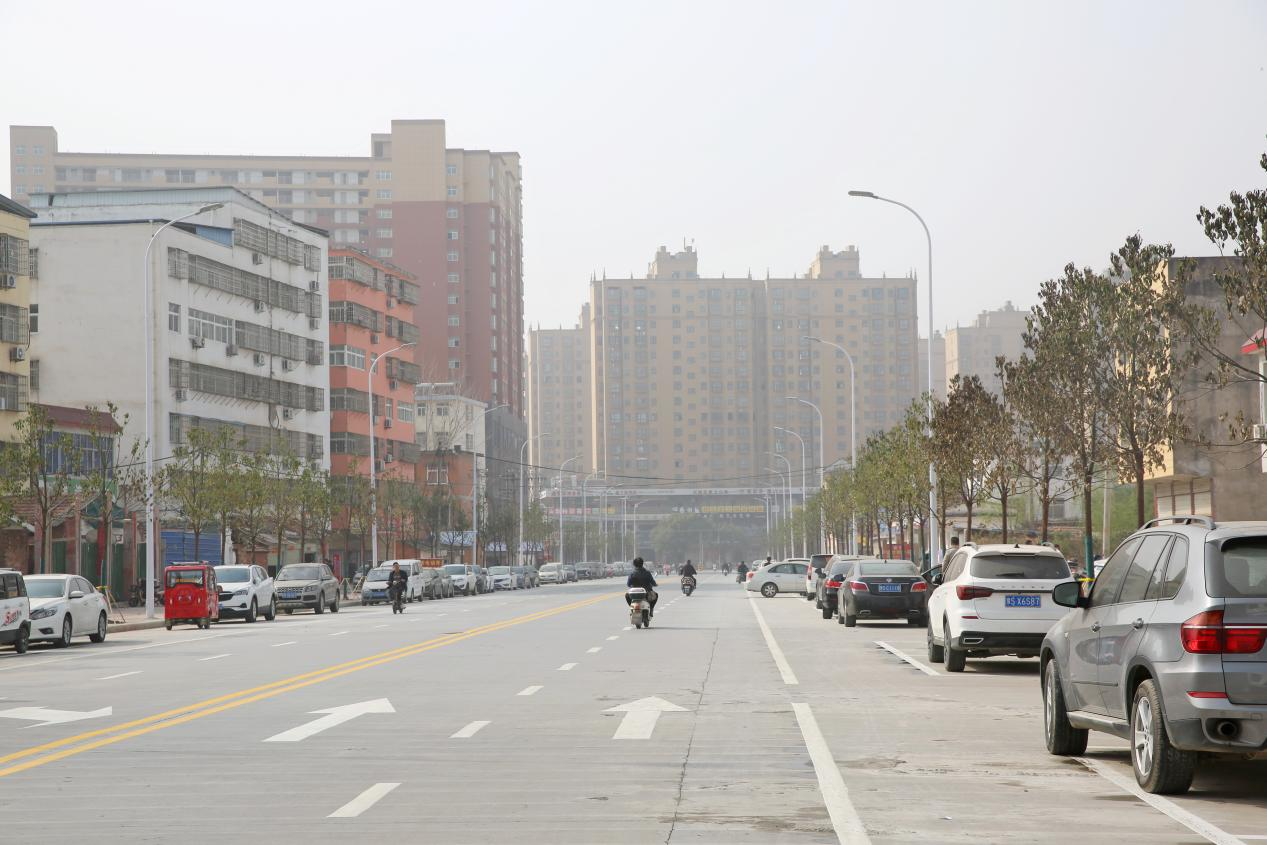 潢川县的这条路通了灯亮了景美了