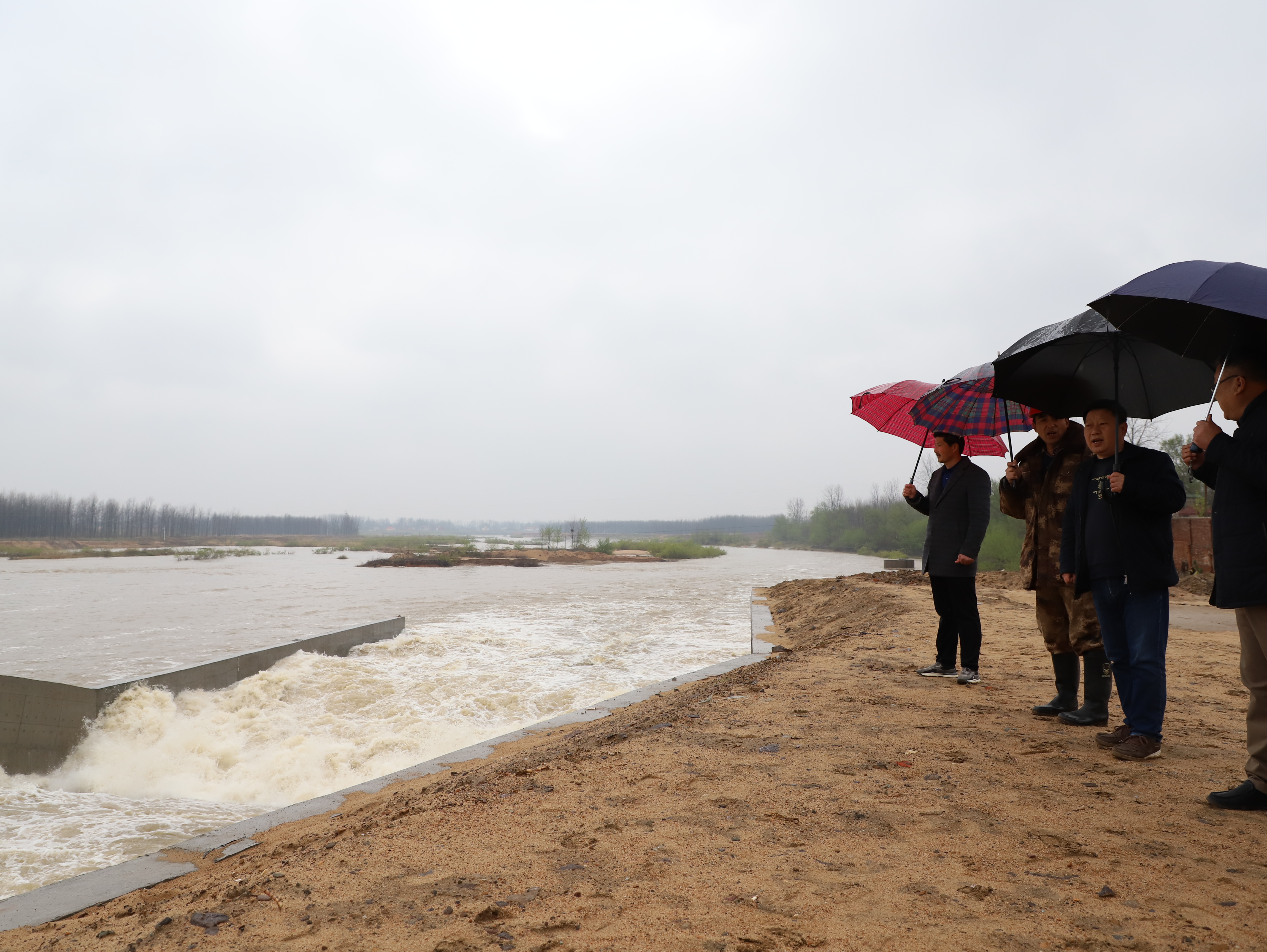 5km处,是梅山灌区的骨干工程,由滚水坝,冲沙闸和总干渠进水闸组成
