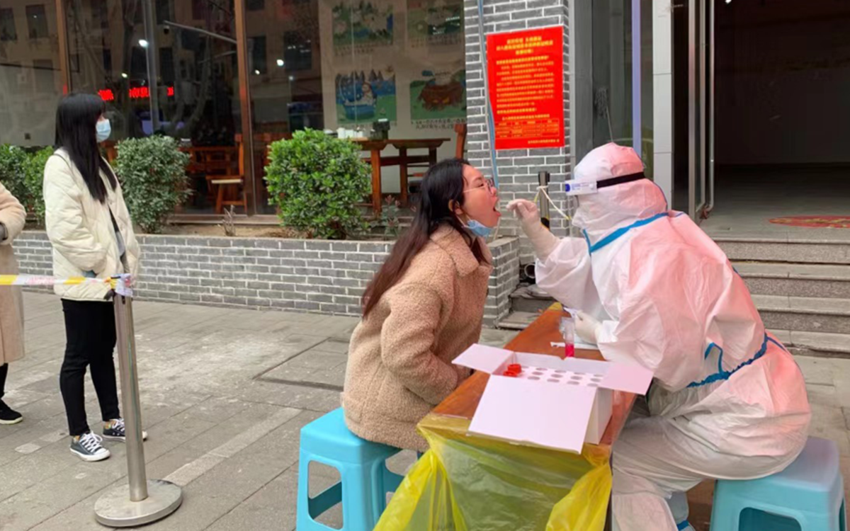 郑州市在8个城区开展全员核酸检测！疾控专家呼吁：尽快接种新冠疫苗及加强针