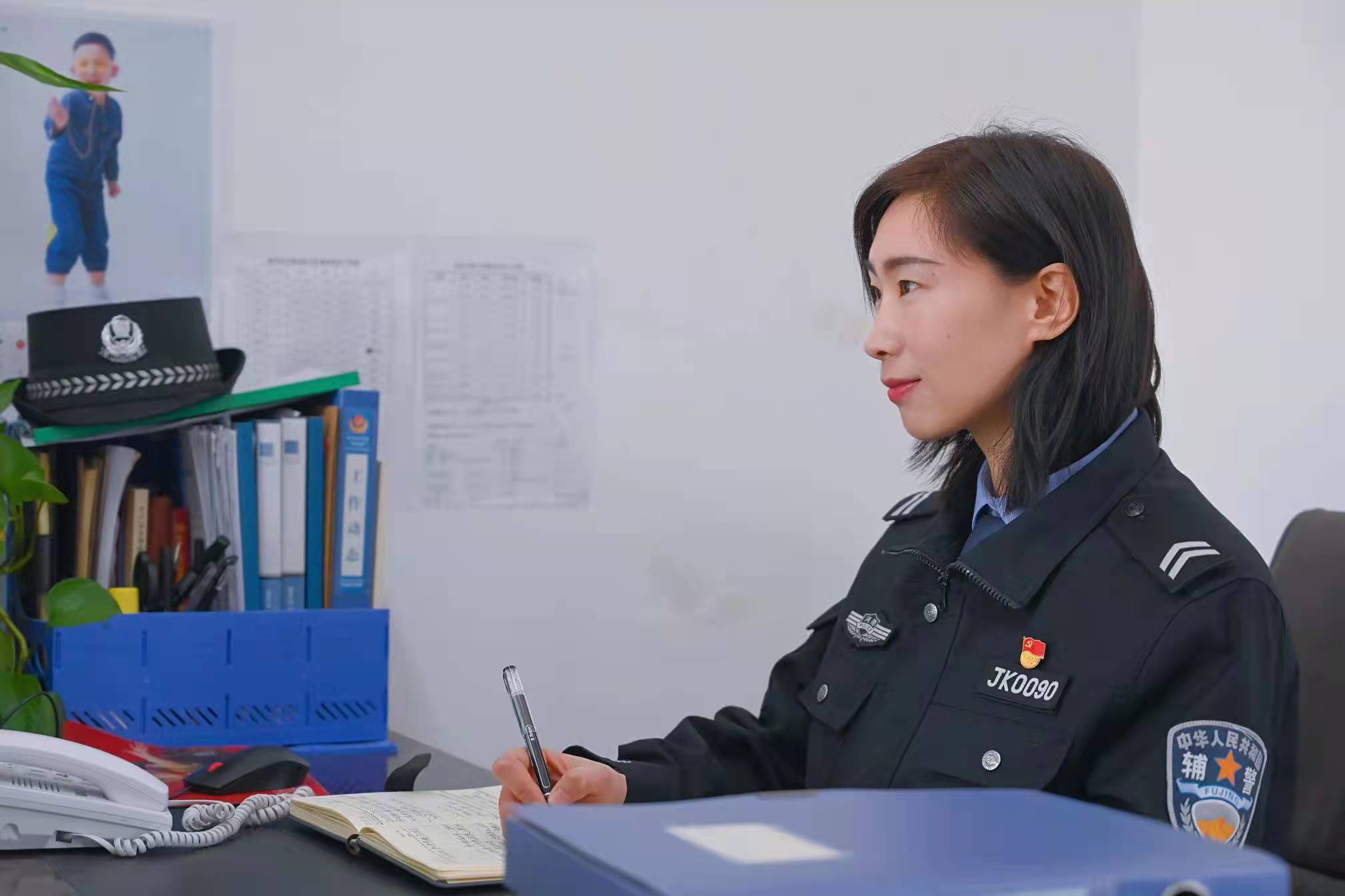 濮阳市公安局最美辅警贾婉苔花如米小迎风自绽放