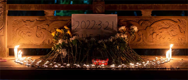 四川高校学子自发悼念MU5735遇难者，飞行专业学生穿正装鞠躬