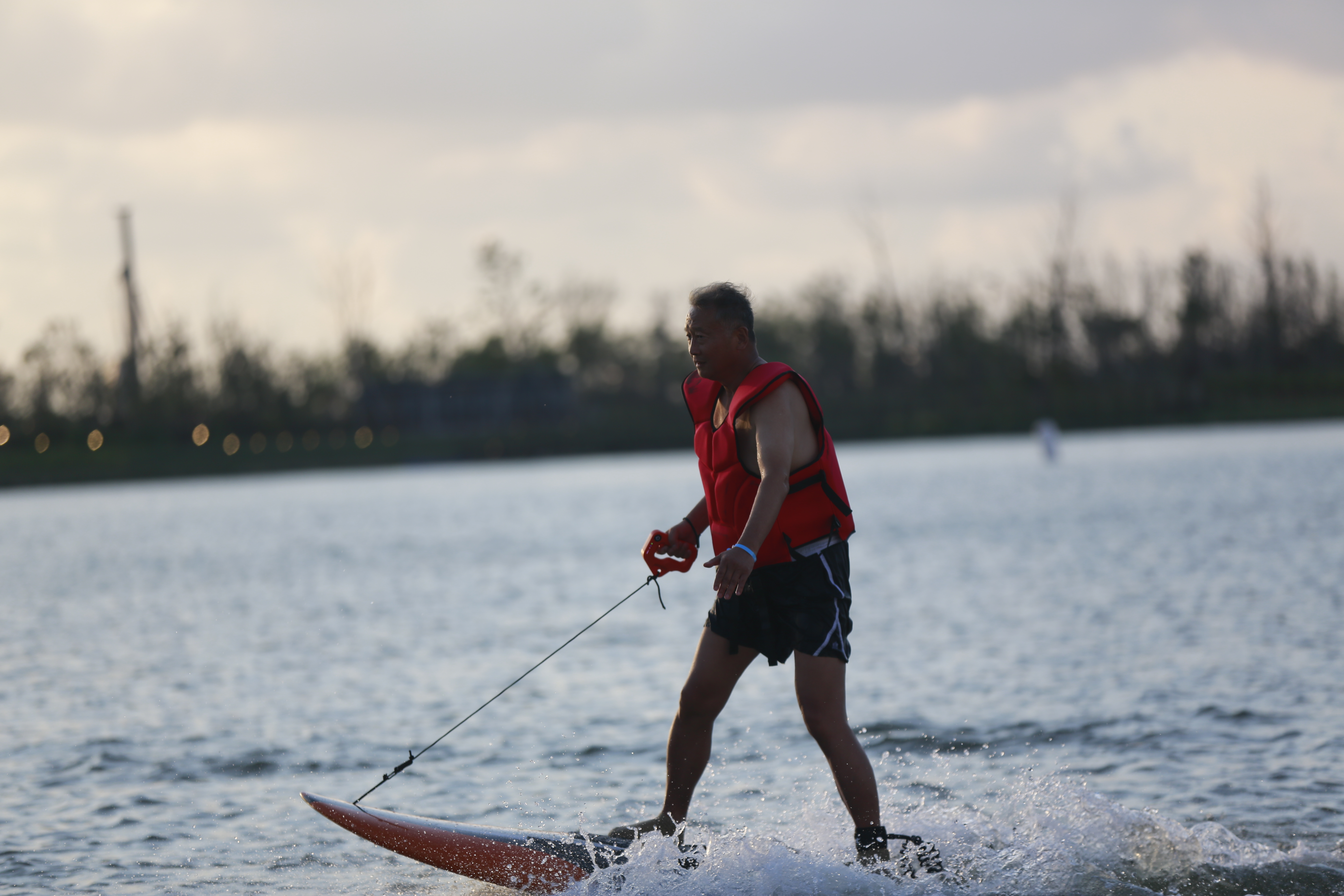 聂新勇逸景冲浪拓展新兴水上项目电动冲浪引领全民健身新潮头