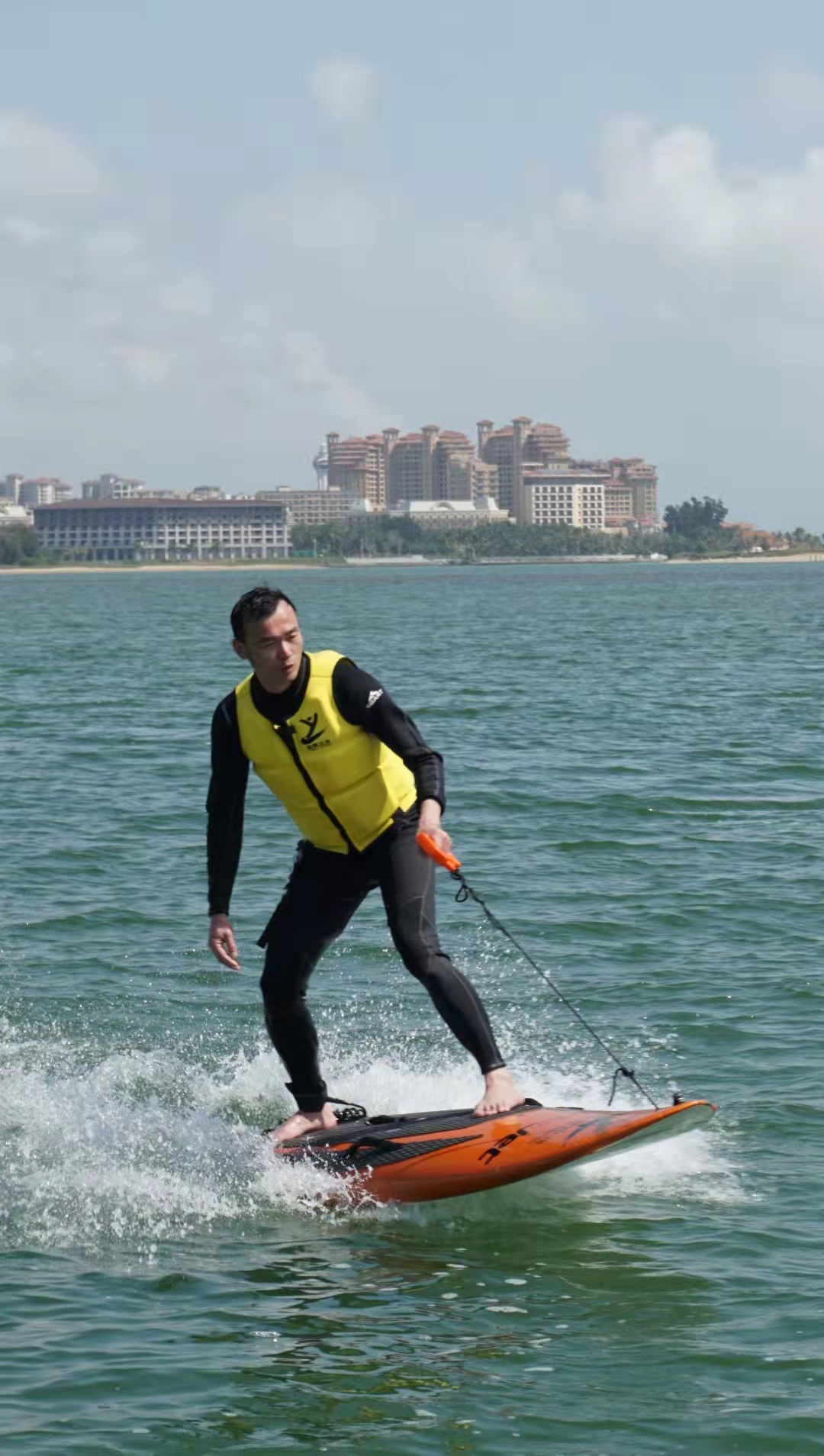 聂新勇逸景冲浪拓展新兴水上项目电动冲浪引领全民健身新潮头