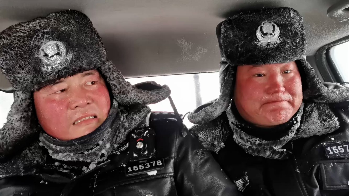 人民有需要我们必须得救边境民警暴风雪中跪地铲雪救18人