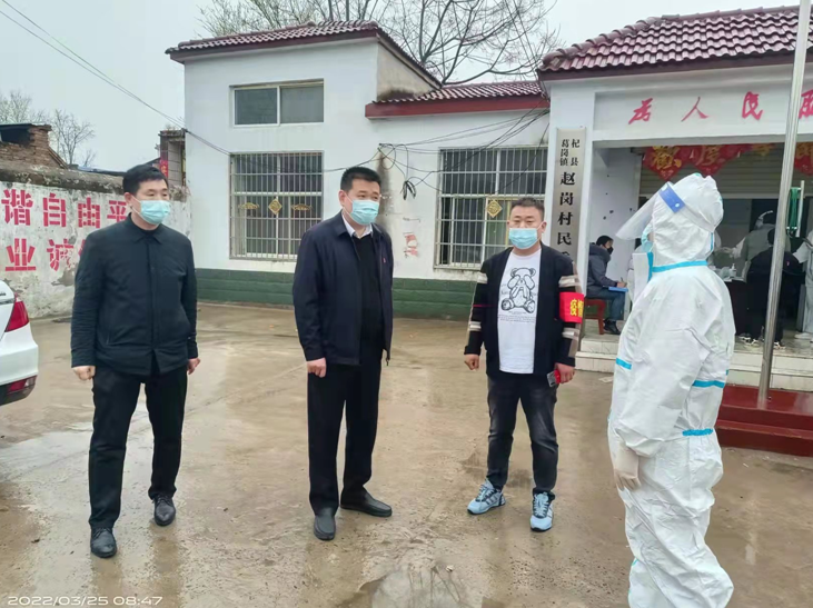 杞县葛岗镇全员核酸检测见证雨中情