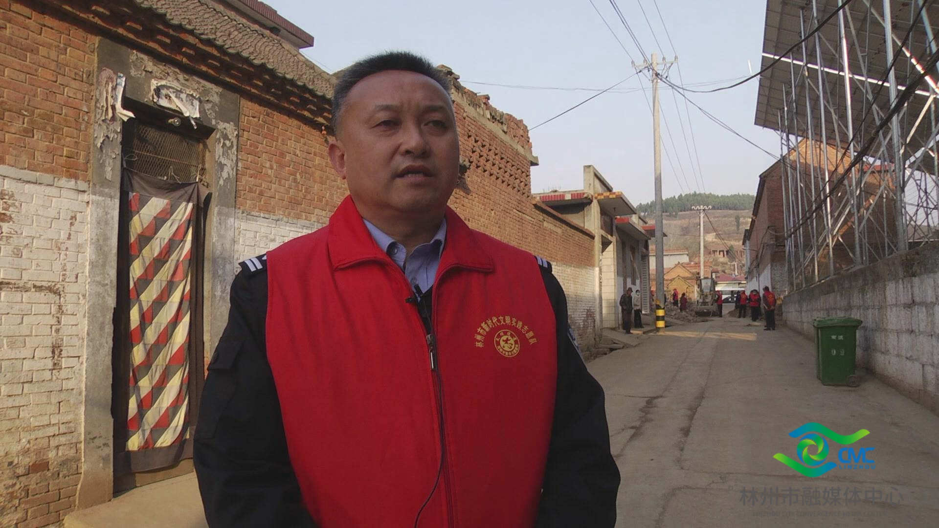 林州市政府副市长公安局局长王中华到五龙镇与群众携手推动农村人居