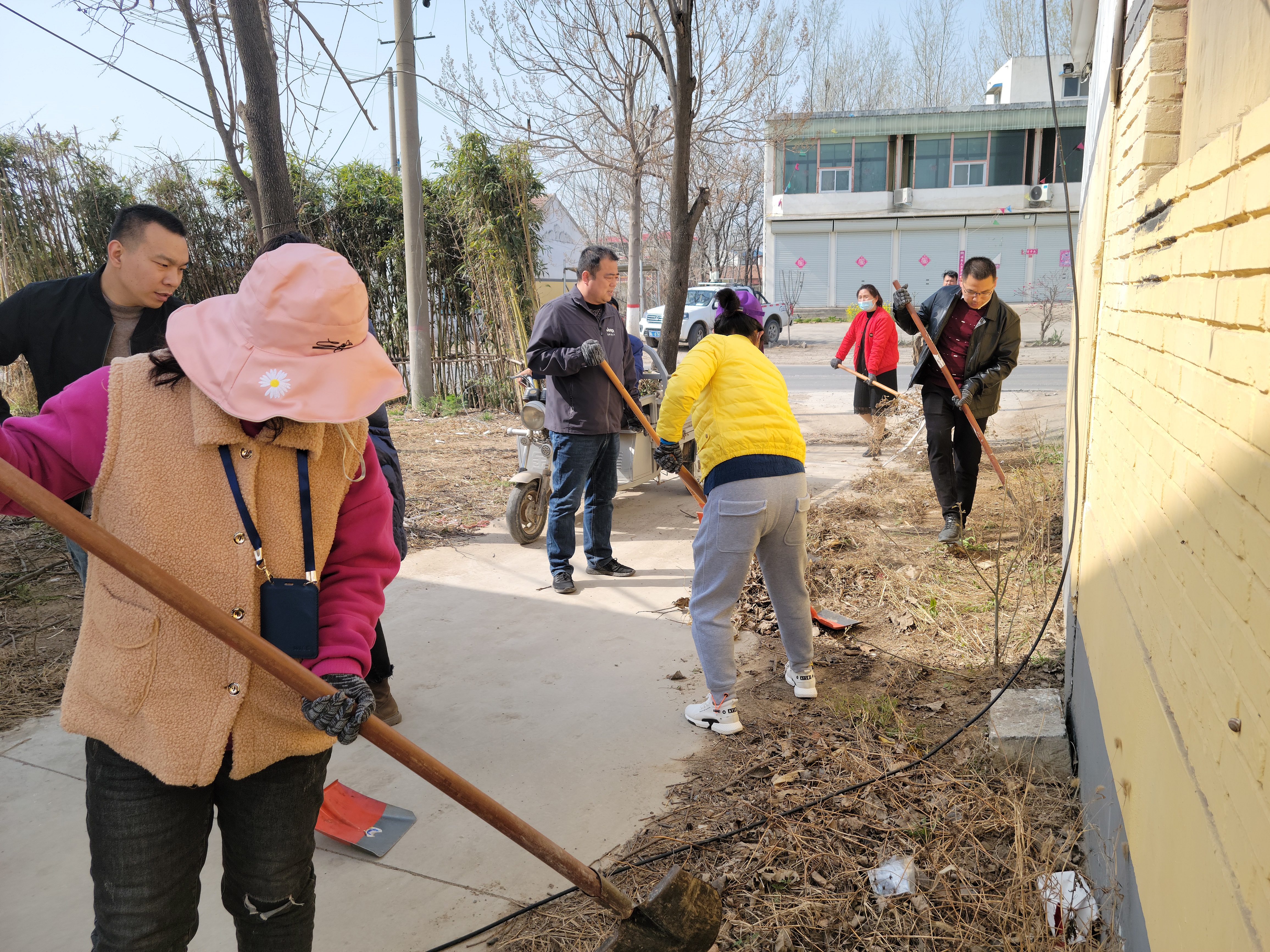 滑县瓦岗寨乡机关干部带头打好人居环境整治冲锋战