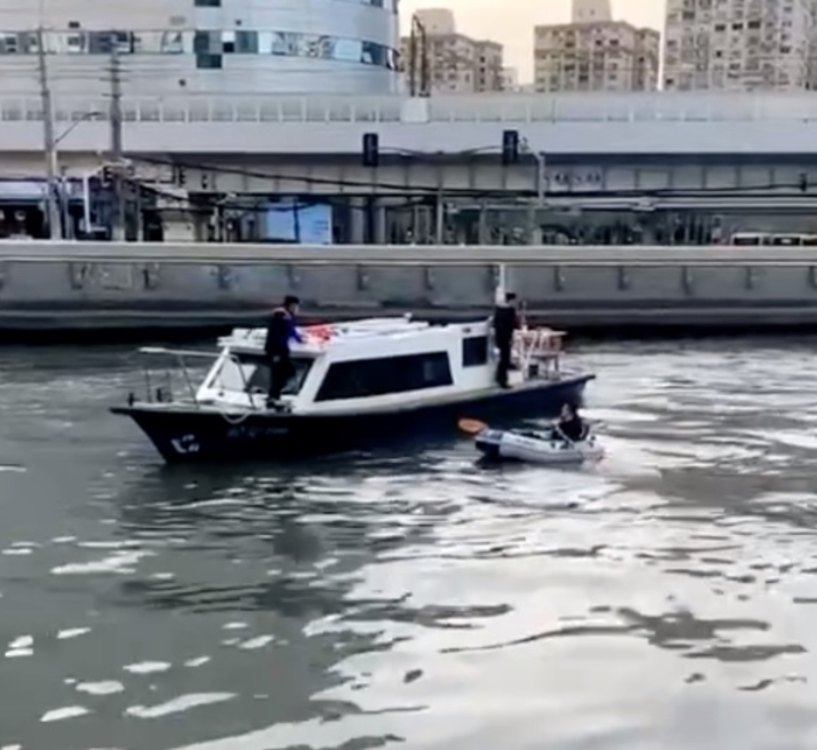 有人要渡黃浦江？上海警方：因在家無(wú)聊一市民用皮劃艇在蘇州河劃行，已批評(píng)教育