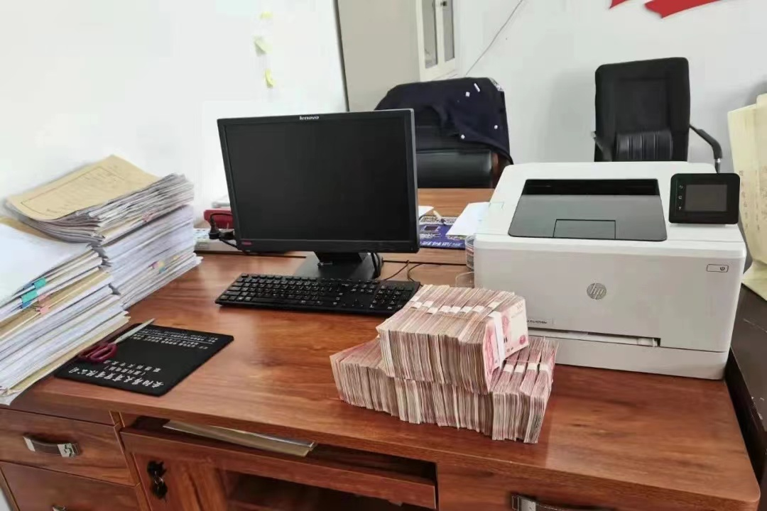 3月29日,在内黄县法院执行局,办案法官王一平的办公桌上厚厚一沓现金