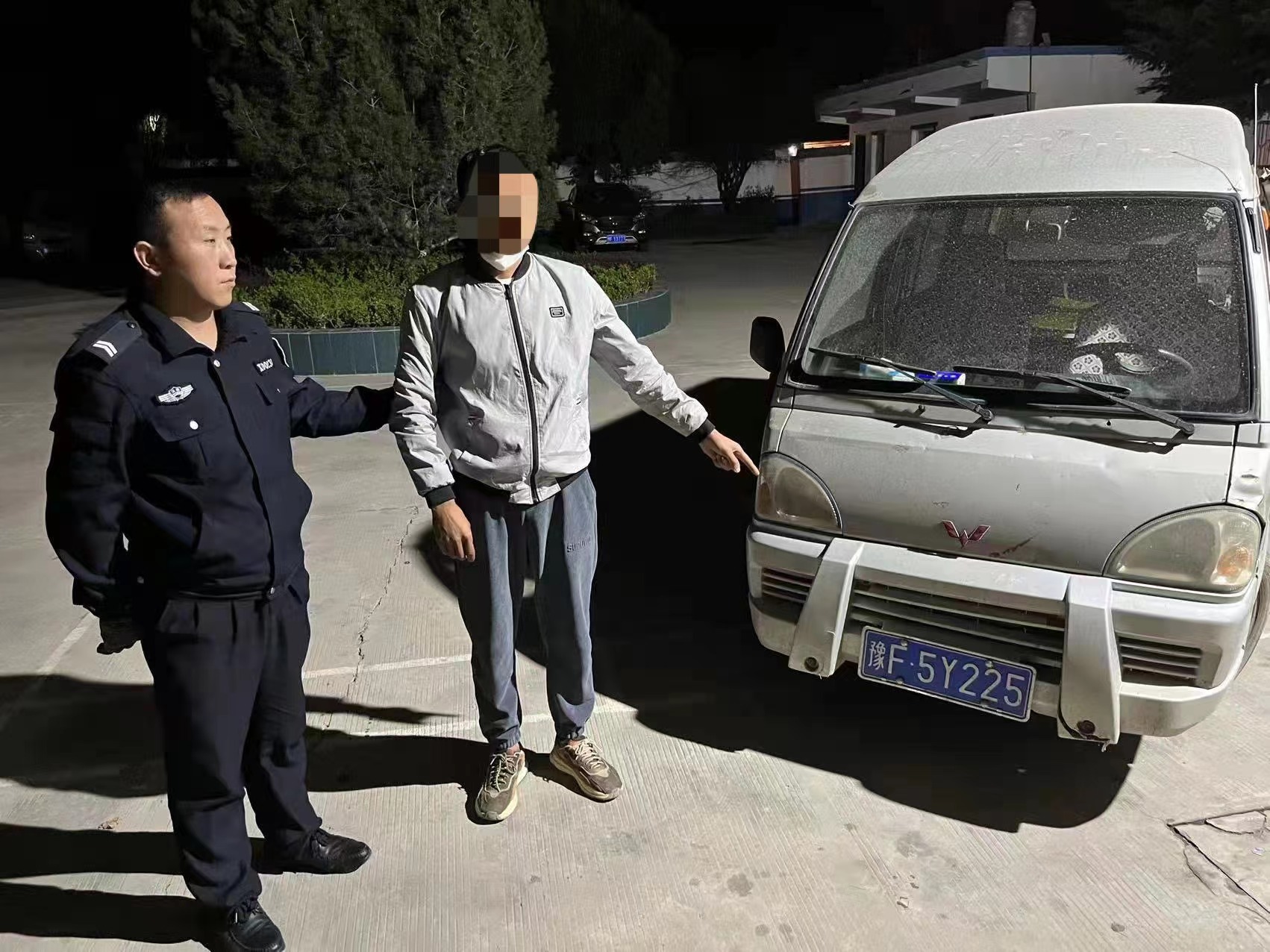 鹤壁一男子夜黑风高偷油反被车主现场抓包