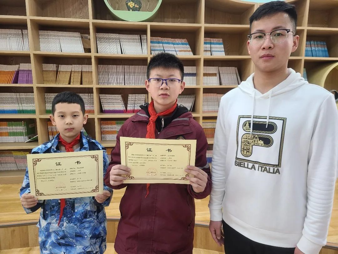 学生姓名:张钧硕肖博韬获奖项目:超级轨迹赛获奖等级:二等奖辅导教师