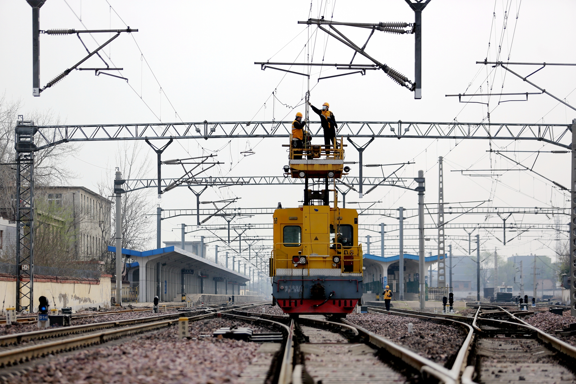铁路供电检修忙护航清明小长假