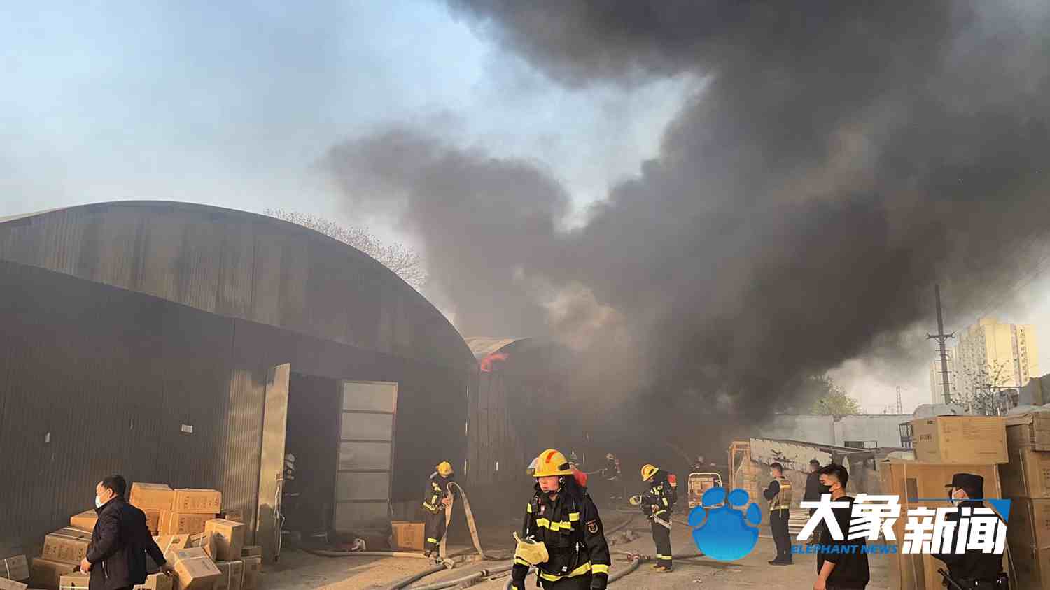 突发！郑州一仓库发生火灾，消防紧急救援中