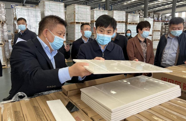内黄县委副书记县长刘明强调研陶瓷产业园区企业