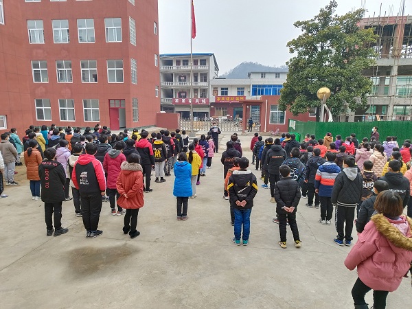 3月28日,新县公安局卡房派出所民警深入卡房乡九年一贯制学校积极开展