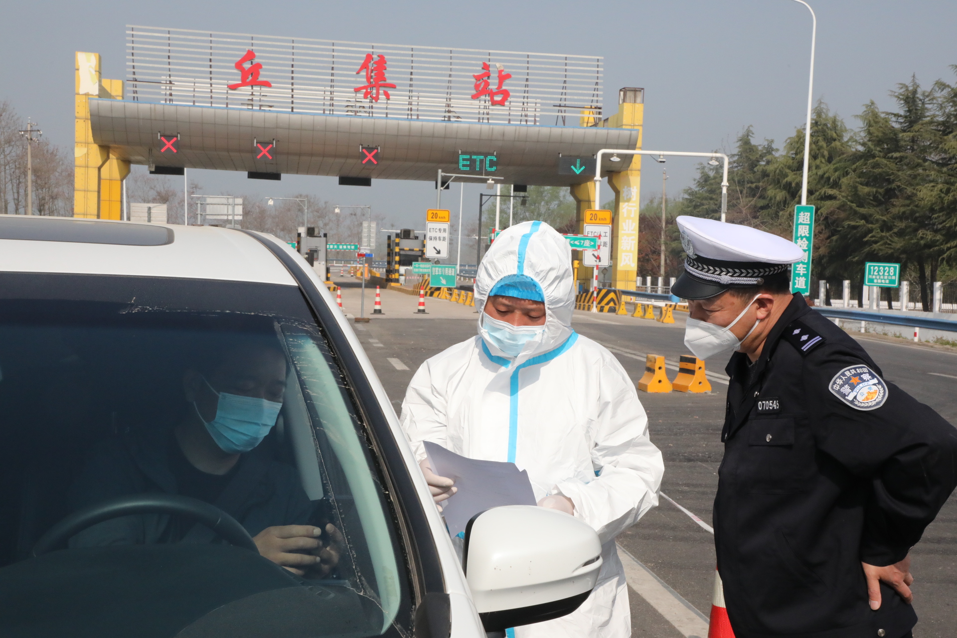 48岁的鹿邑县公安局交警大队副大队长张超已经带队在邱集高速收费站卡