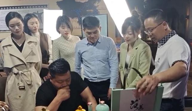 抖音网红张大炮打卡鸡公山酒厂探秘百年酒企的传承与创新