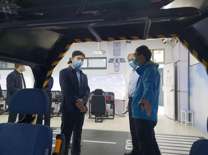 郑东新区教文体局局长张利刚调研指导郑州市88中学信息化建设工作