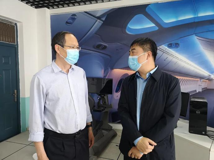 郑东新区教文体局局长张利刚调研指导郑州市88中学信息化建设工作