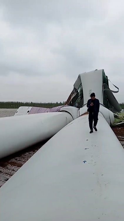 内黄140米高风力发电设备拦腰截断当地曾发布大风蓝色预警信号