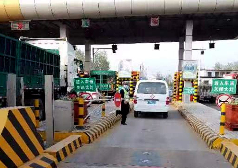 河南高速交警紧急开辟“应急绿色通道” 为生命护航保通