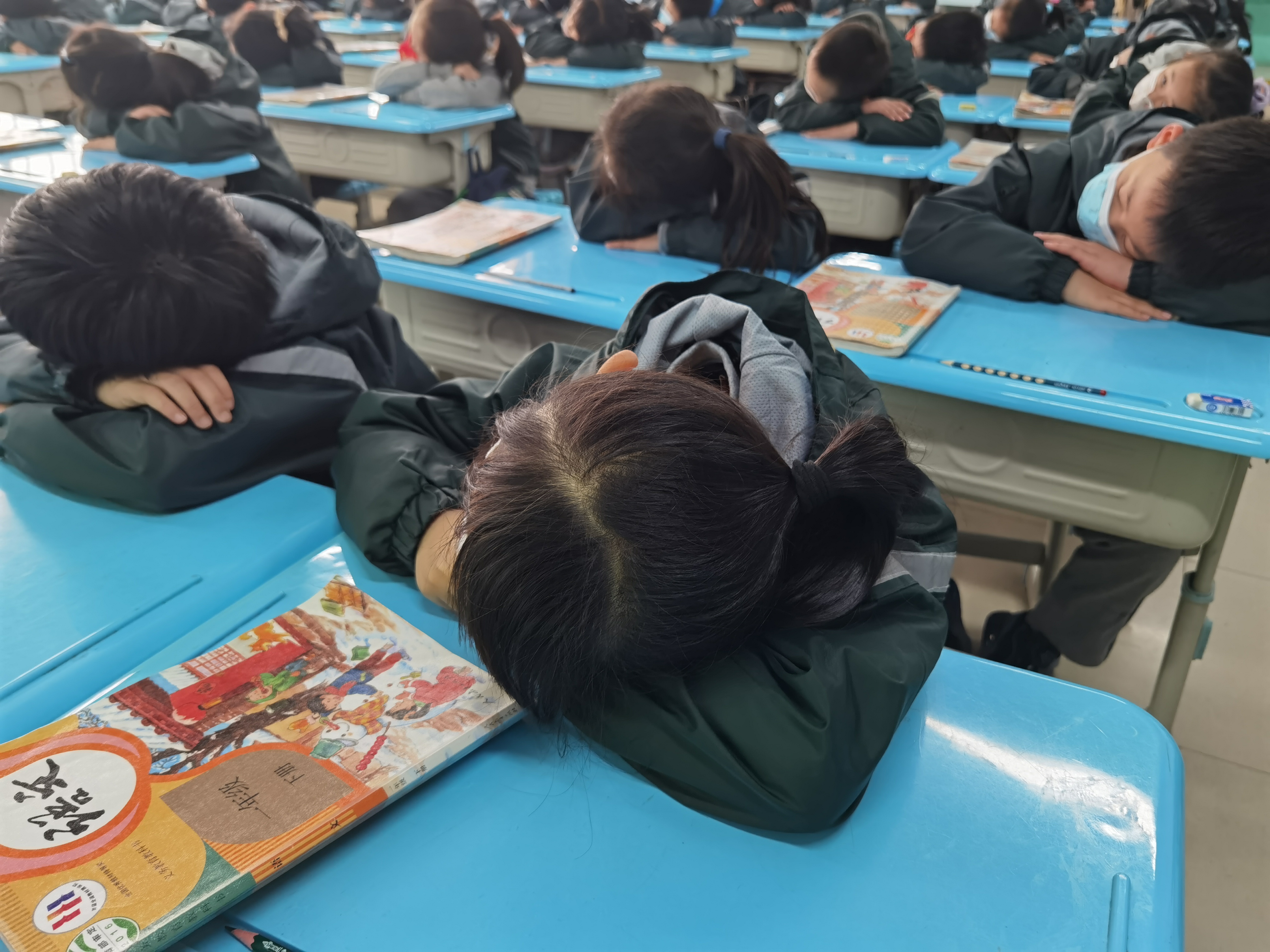 本次展示活动一年级18个班全员参与,主要展示了学生的课前准备,上课