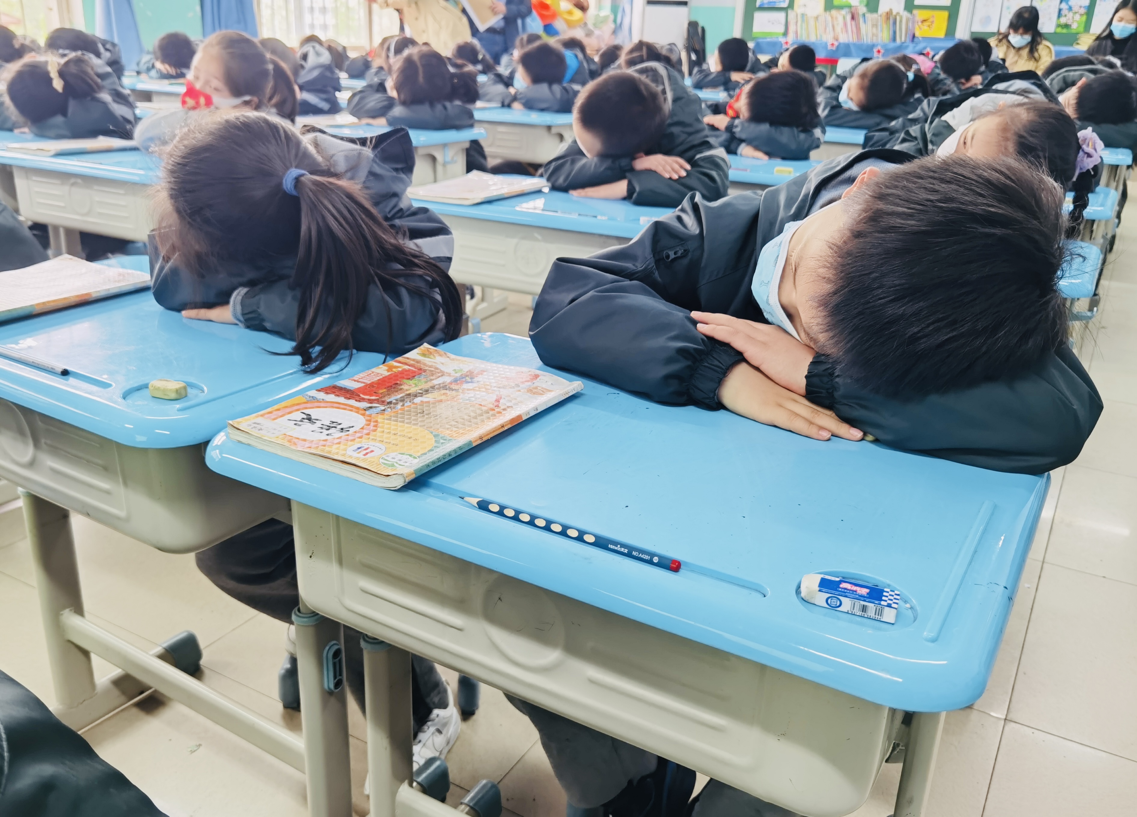 本次展示活动一年级全部班级参与,主要展示了学生的课前准备,上课规矩