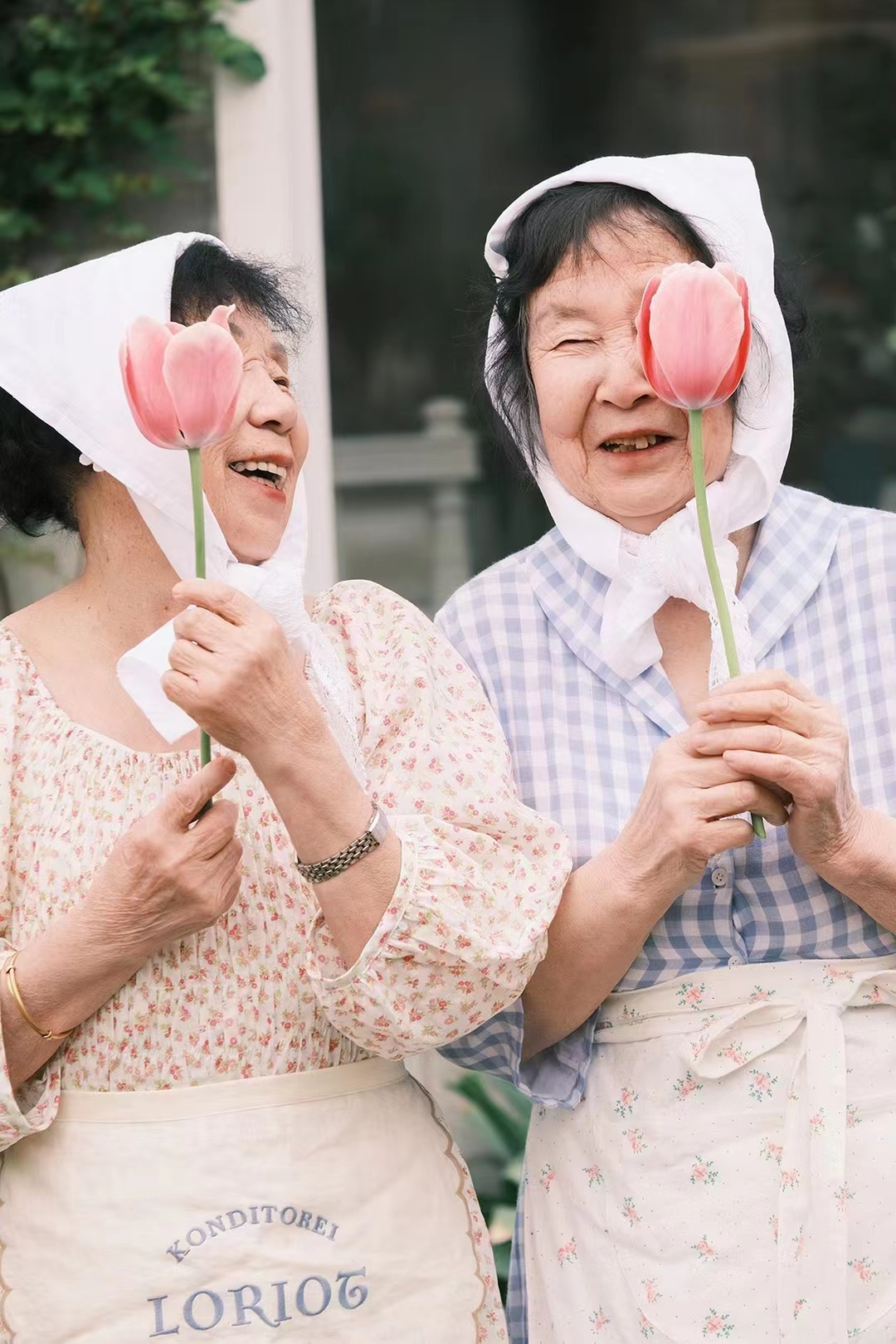 暖新闻年近80岁老人相约每年拍摄闺蜜照清新裙子加甜蜜笑颜宛如少女