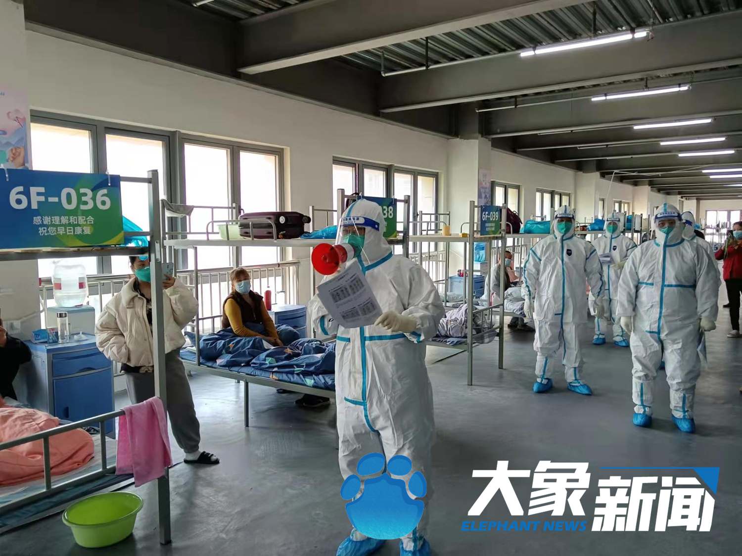 上海方舱医院内河南医疗队带领患者“解锁”太极拳八段锦
