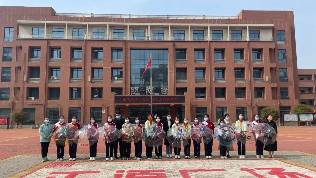 鹤壁市明志小学别样的伞画让护苗多姿多彩