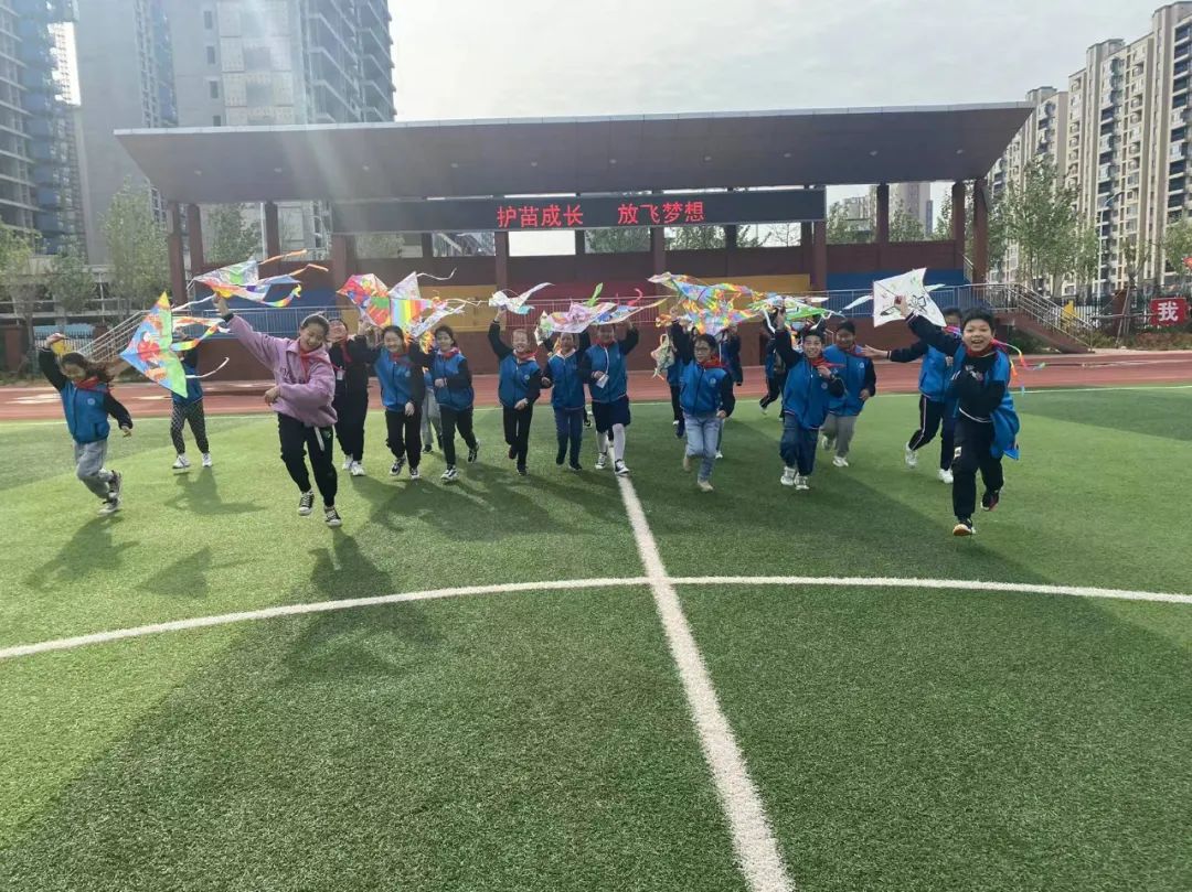 鹤壁市辅仁小学春风入画纸鸢飞护苗成长筑未来
