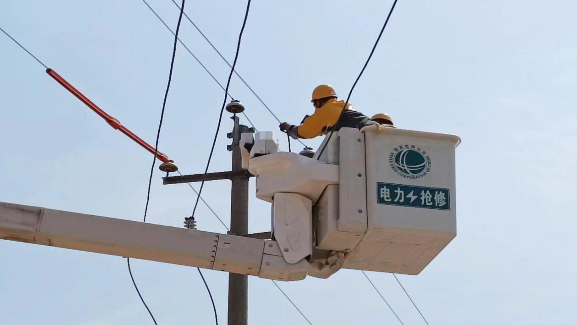 国网浚县供电公司带电作业 优化电力营商环境