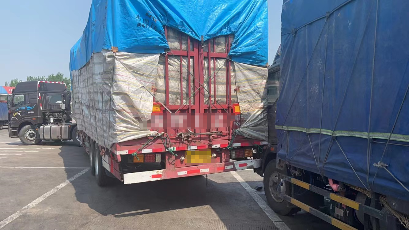 货车视野盲区大转弯倒车需谨慎