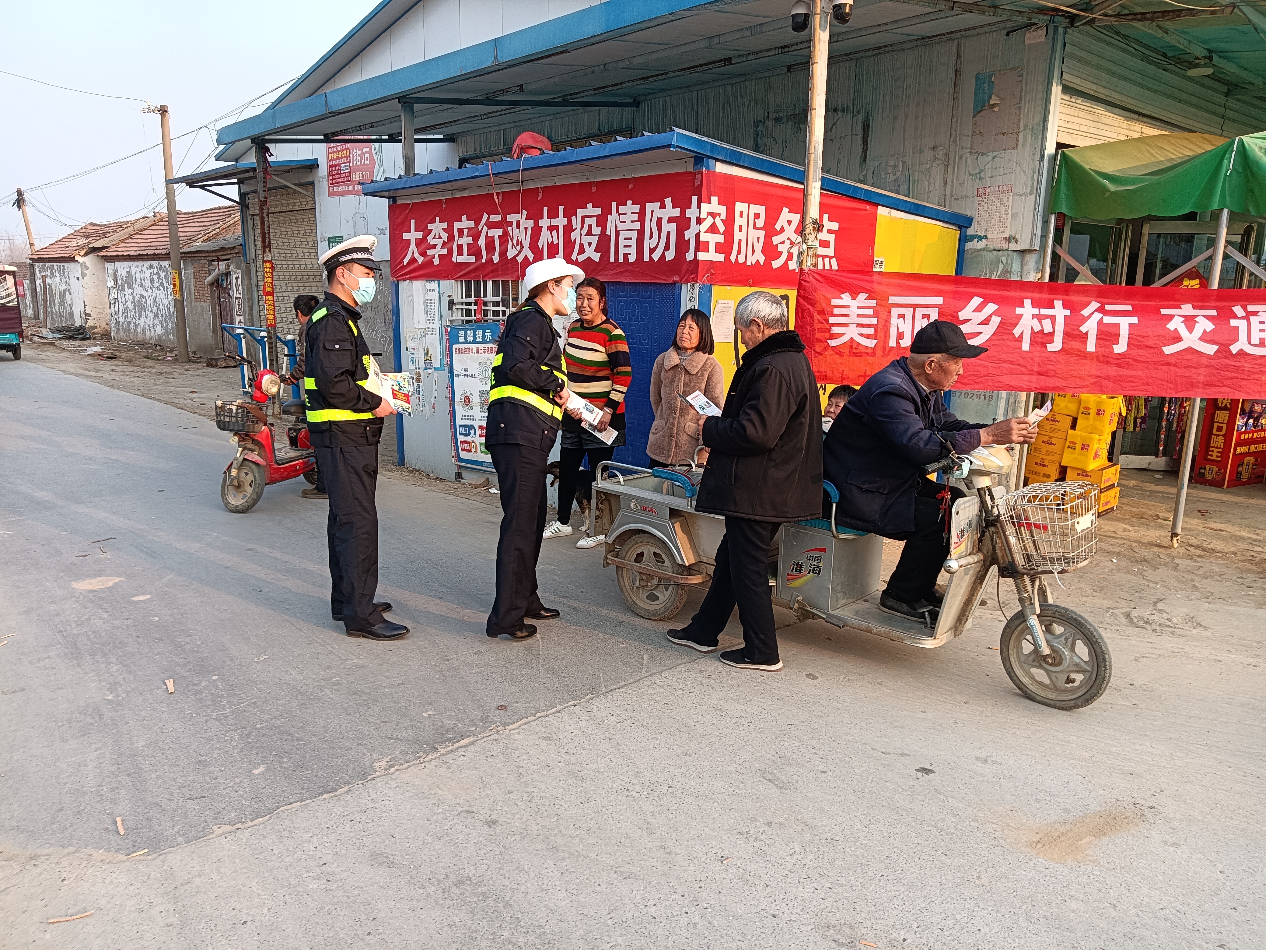 有效遏制道路交通事故的发生,4月19日,项城市公安局交警大队民警先后
