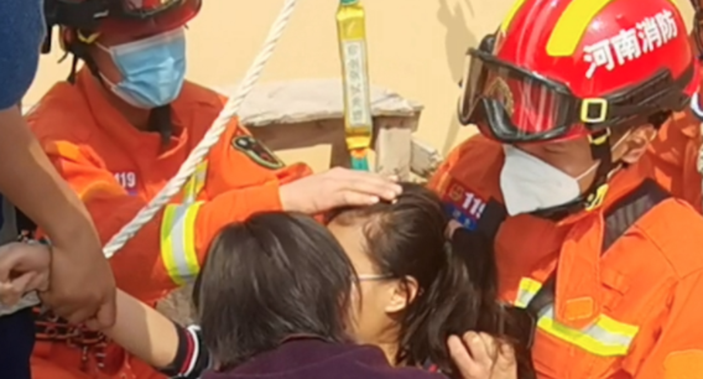 河南消防员抓女孩马尾高空救人 事后举动暖哭网友 当事人：怕抓疼她