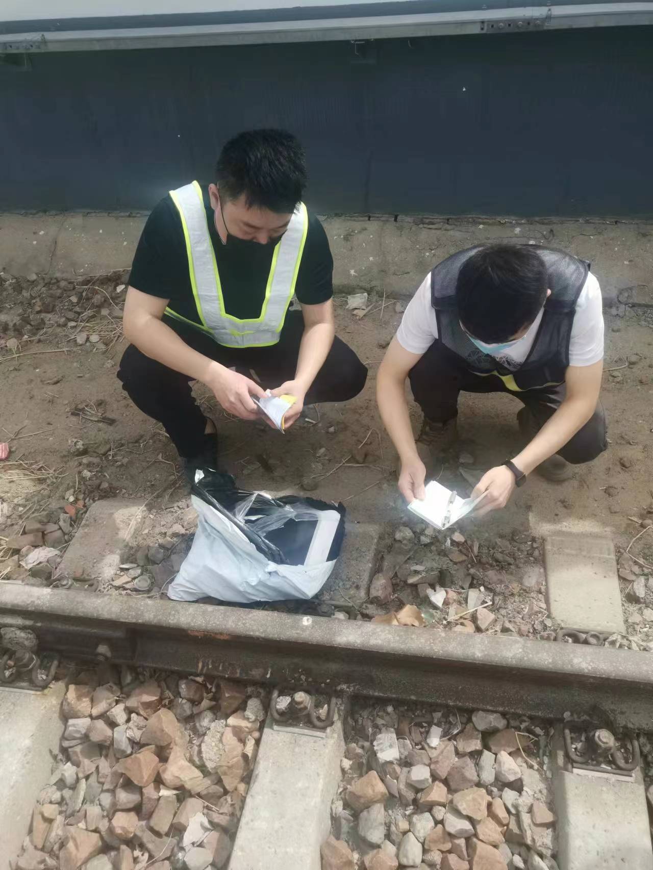 旅客十余种证件齐丢失，郑州铁路警察连夜找回