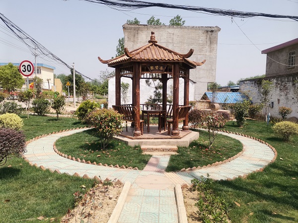 淮滨县邓湾乡乡村四月闲人少忙建游园不负春