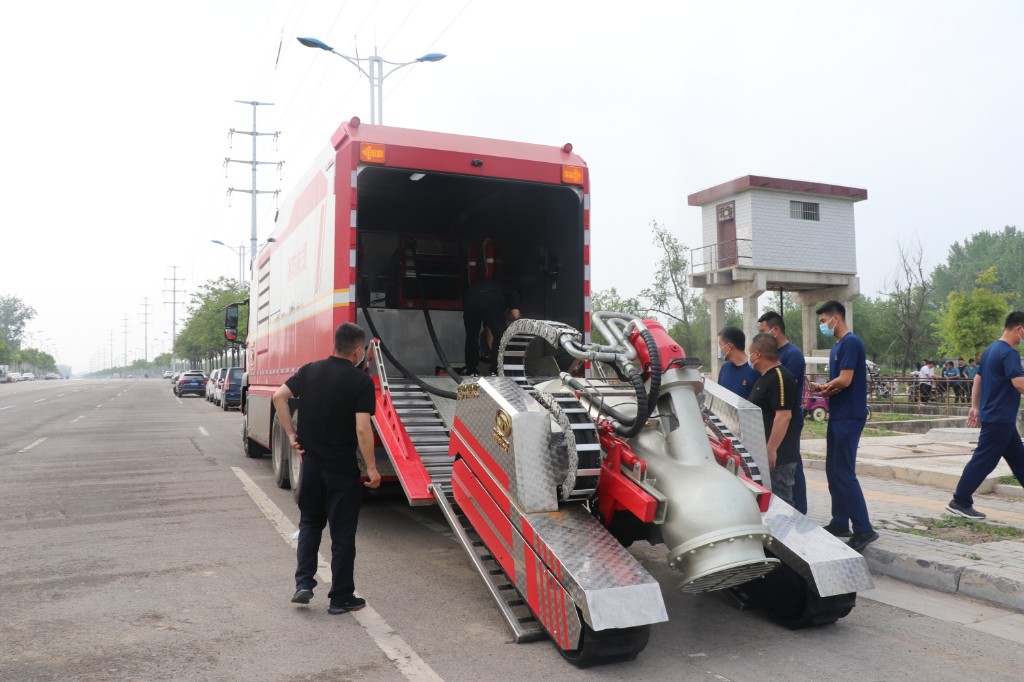 淮阳区首台龙吸水大流量排水抢险车上岗