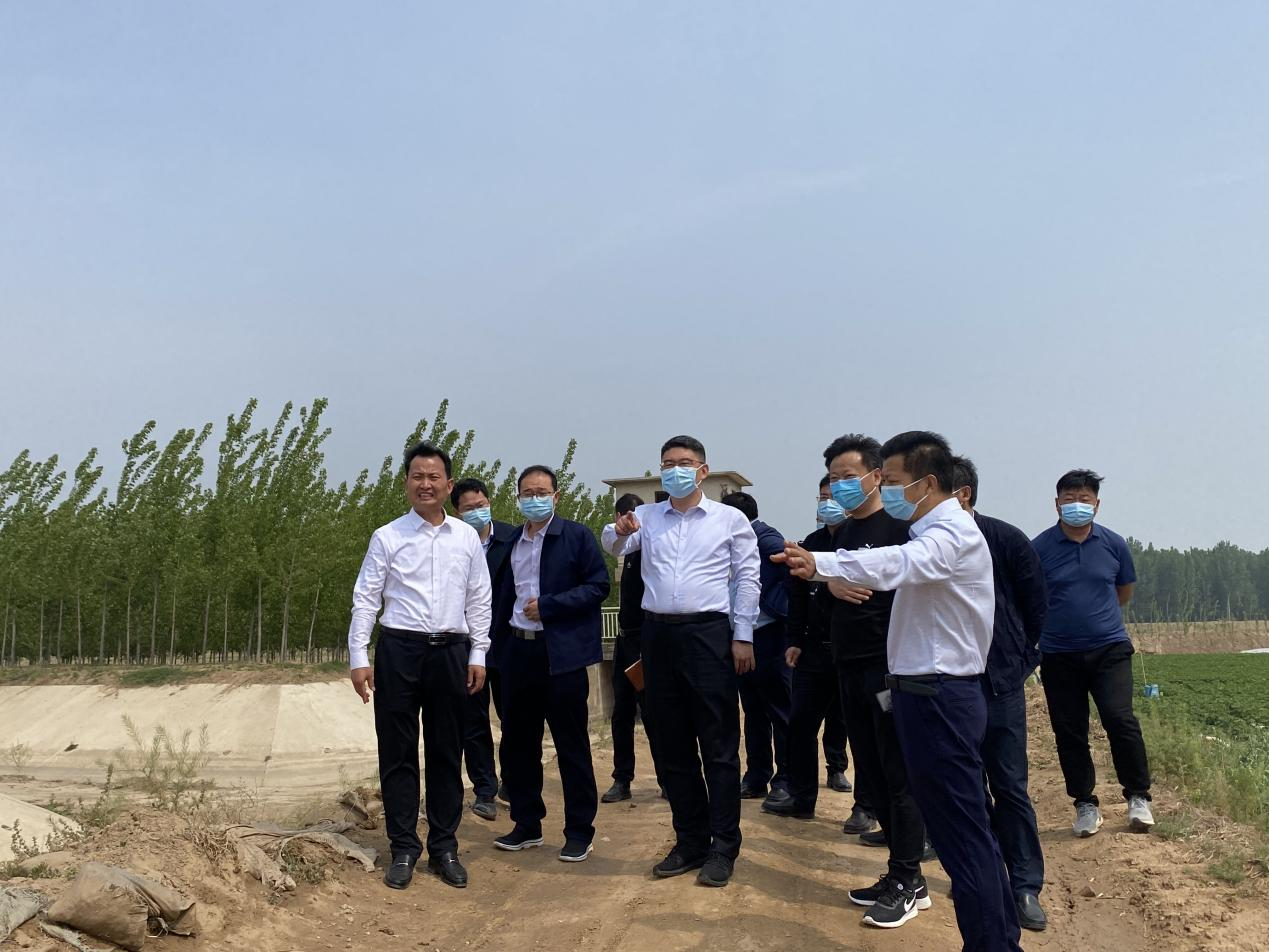 4月24日上午10点,通许县县委副书记,县长憨振强,县领导董高胜,荣小伟