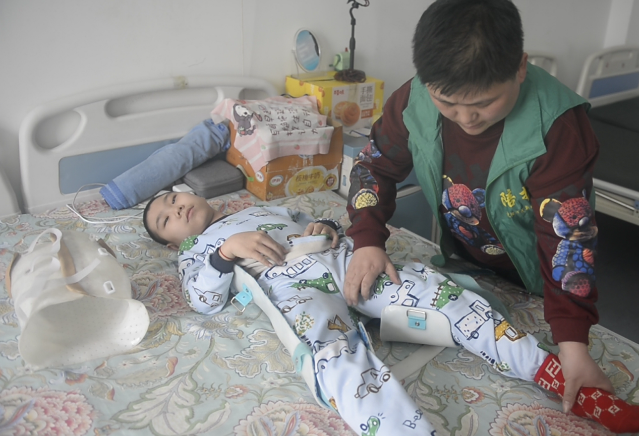 11岁大脑瘫痪少年在模具内生长渴望破茧成蝶长成正常人