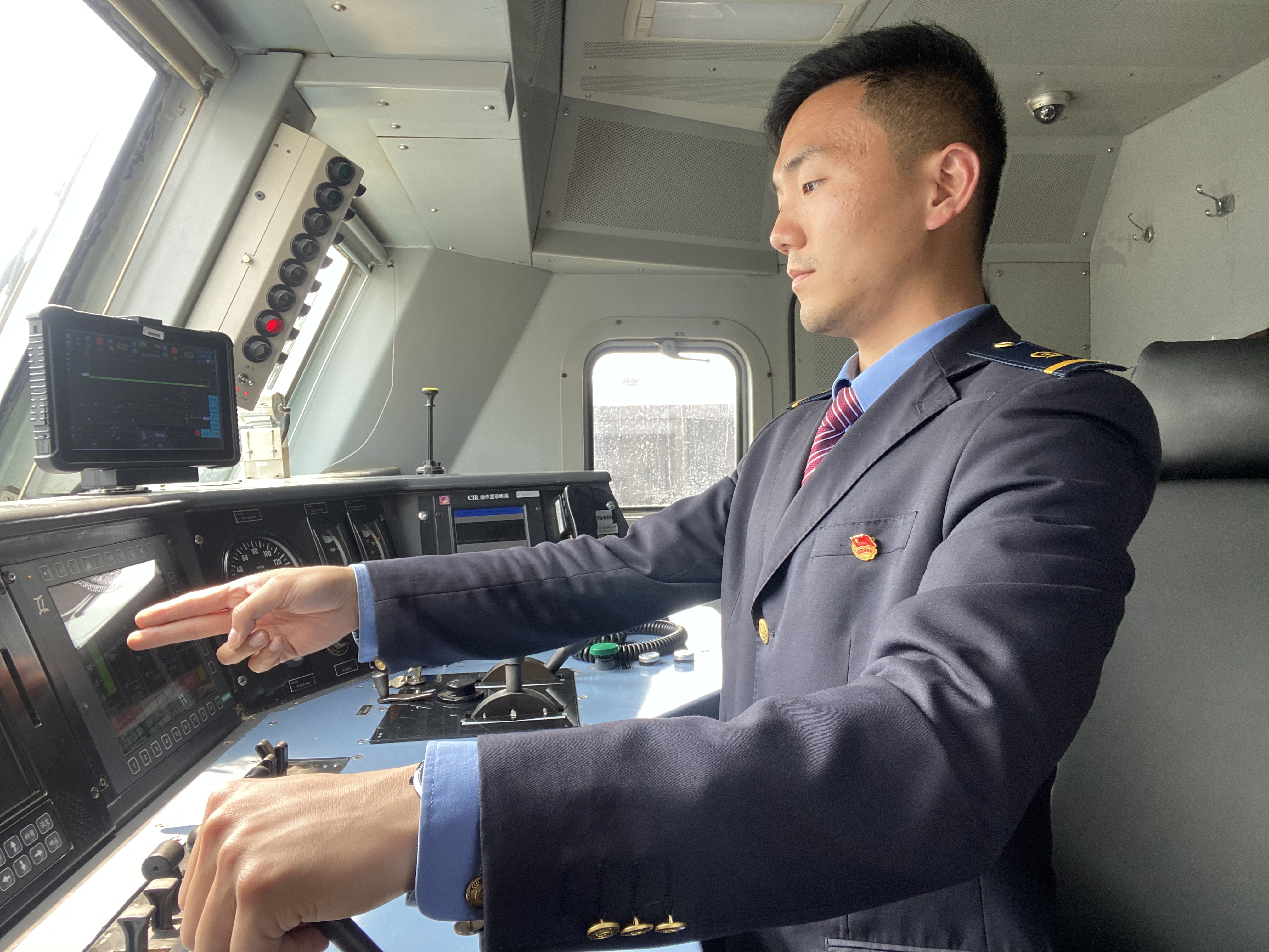 一起来了解一下↓↓↓周国庆郑州机务段商丘运用车间电力机车司机周