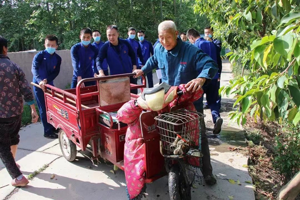 赞！七旬老人骑电动三轮车坠沟，济源消防员“秒救援”