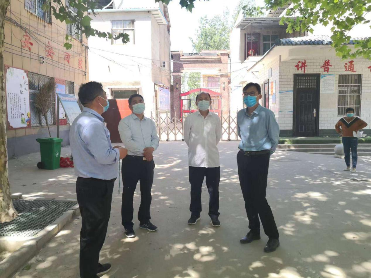 杞县领导查看板木乡全员核酸检测情况
