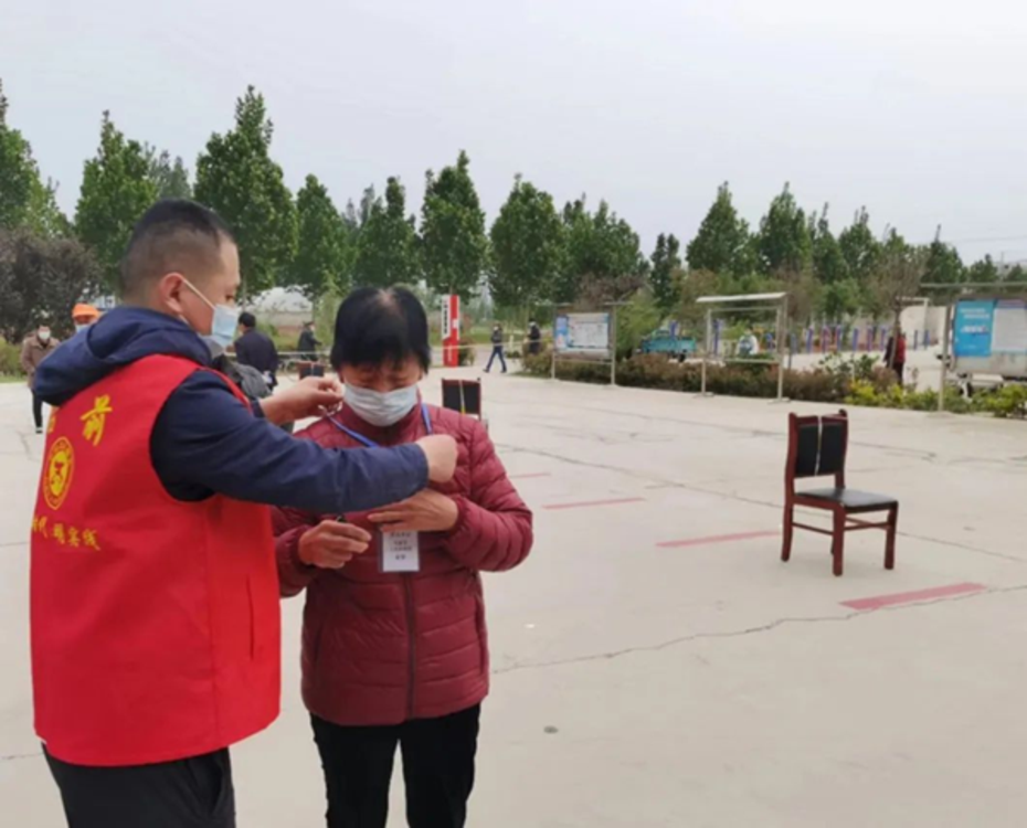台前县人民检察院驻凤台街道工作队—胸前的“小卡片”温暖了老人的心田
