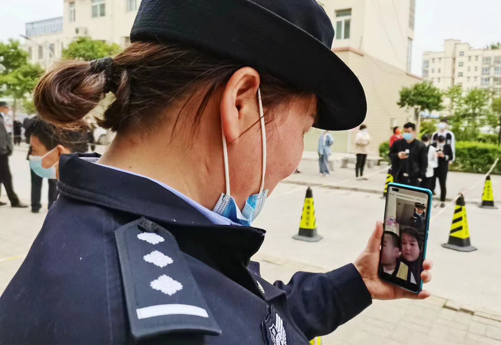 商丘巾帼不让须眉女民警坚守疫情防控一线