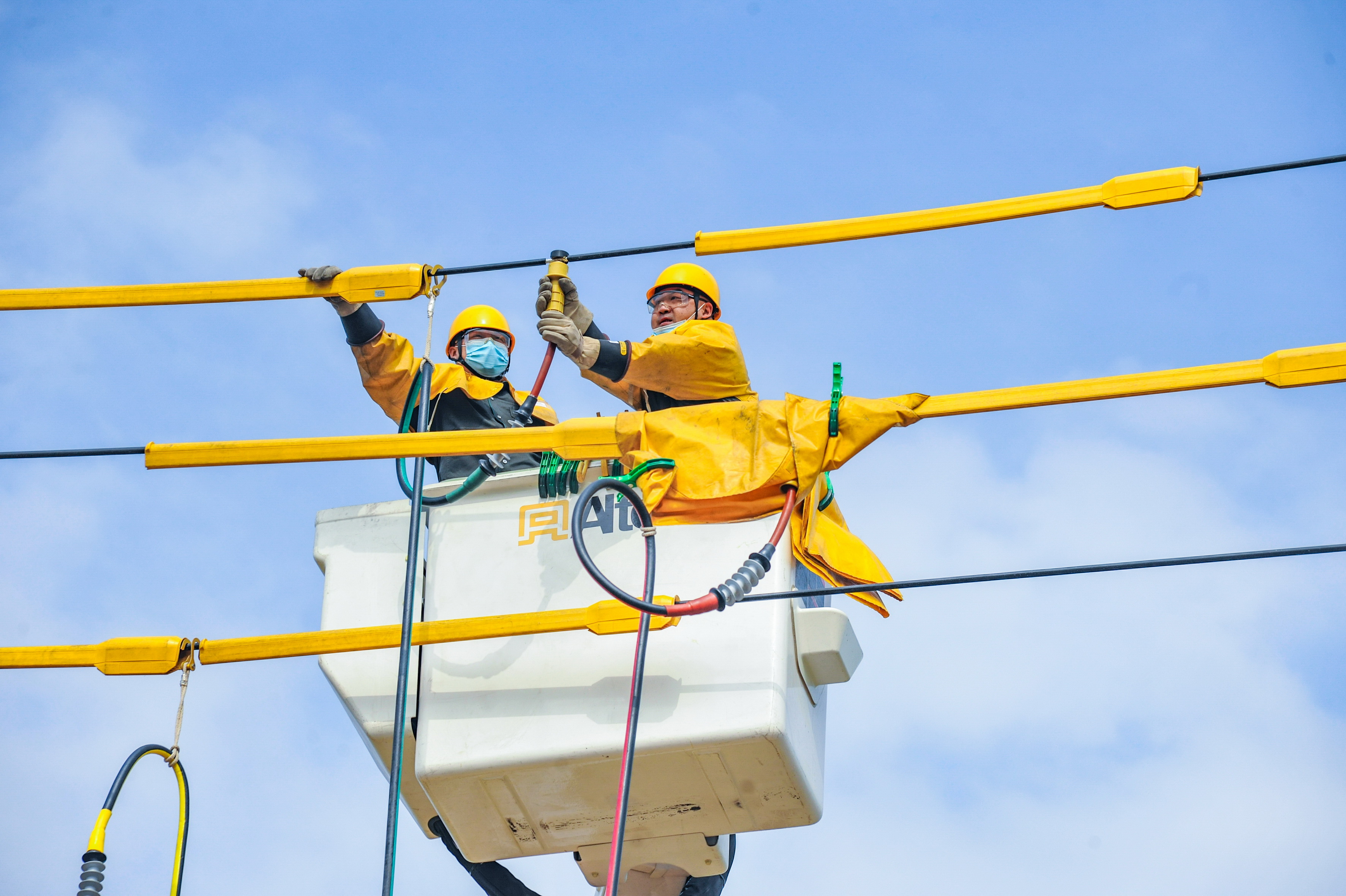 济源供电公司首次开展第四类带电作业